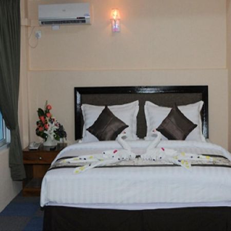 Hotel Bo Bo Min Yangon Exteriör bild
